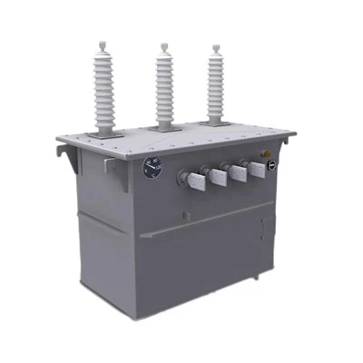 Dreiphasiger, auf einem Mast montierter Transformator